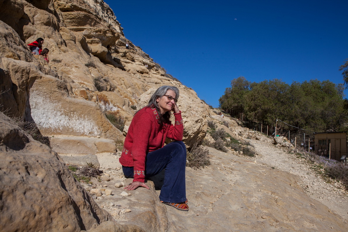 Maryam vor den Höhlen von Matala