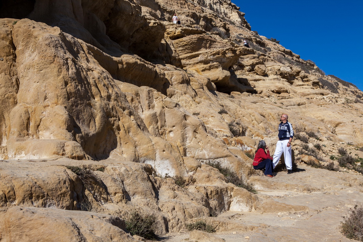 Die Reisegruppe vor den Höhlen von Matala