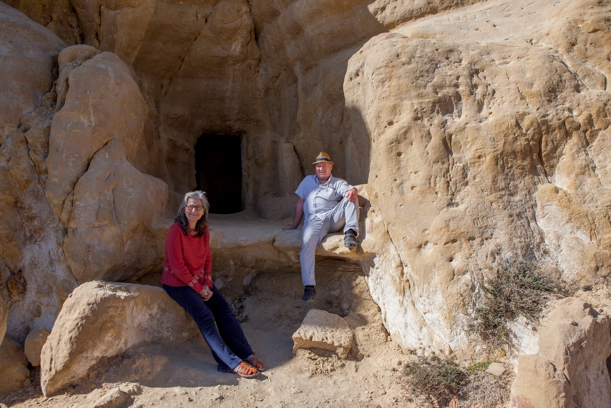Maryam und Harri vor den Höhlen von Matala
